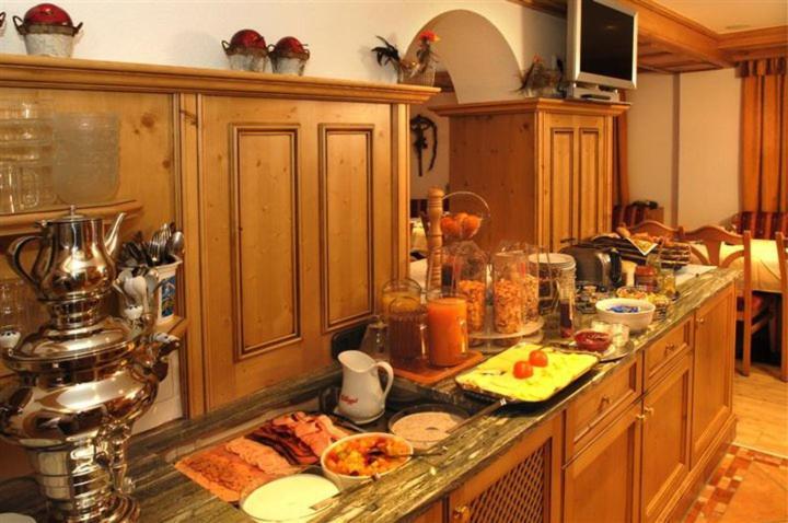 Hotel Kristall B&B Ischgl Ngoại thất bức ảnh