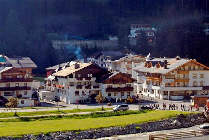Hotel Kristall B&B Ischgl Ngoại thất bức ảnh