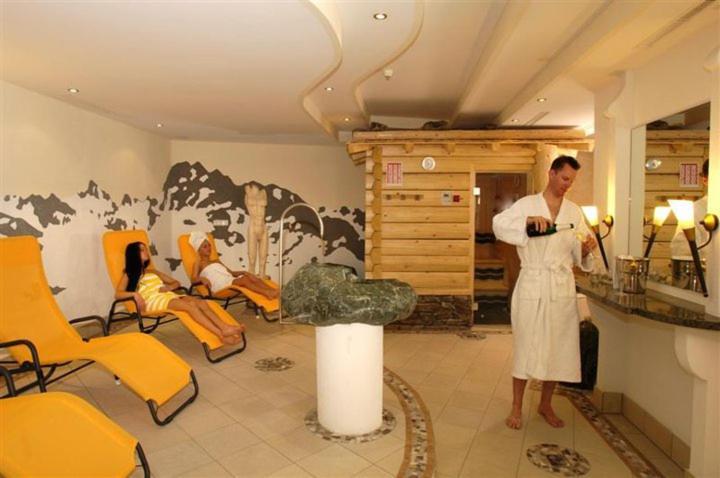 Hotel Kristall B&B Ischgl Ngoại thất bức ảnh